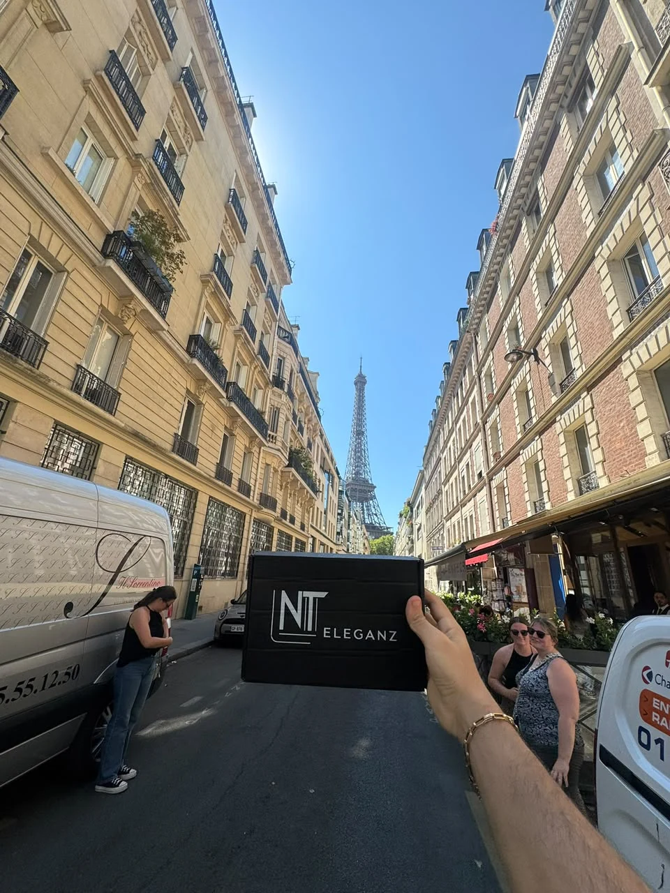 NT Eleganz com a Torre Eiffel ao fundo
